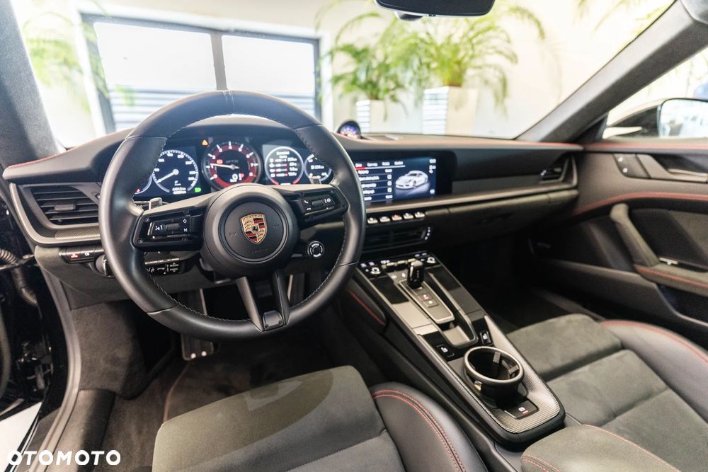 Porsche 911 Carrera 4 GTS - 20
