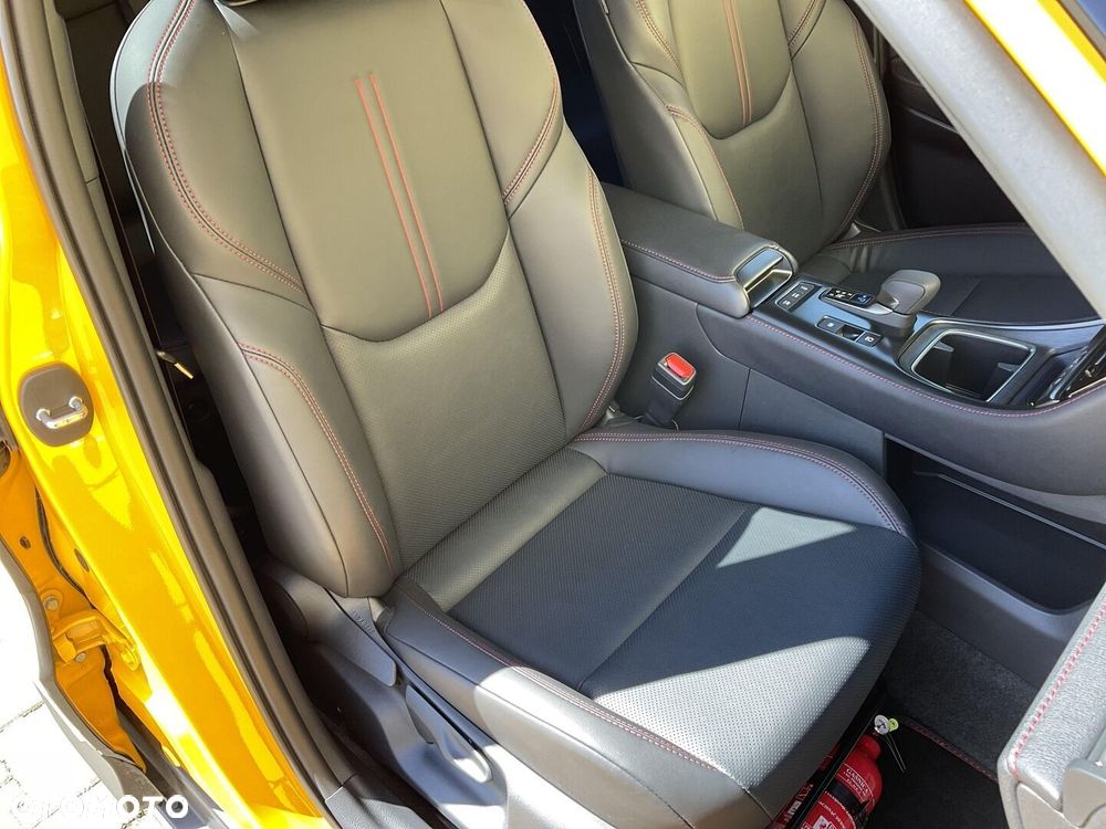 Lexus LBX 1.5 Hybrid Emotion - 17