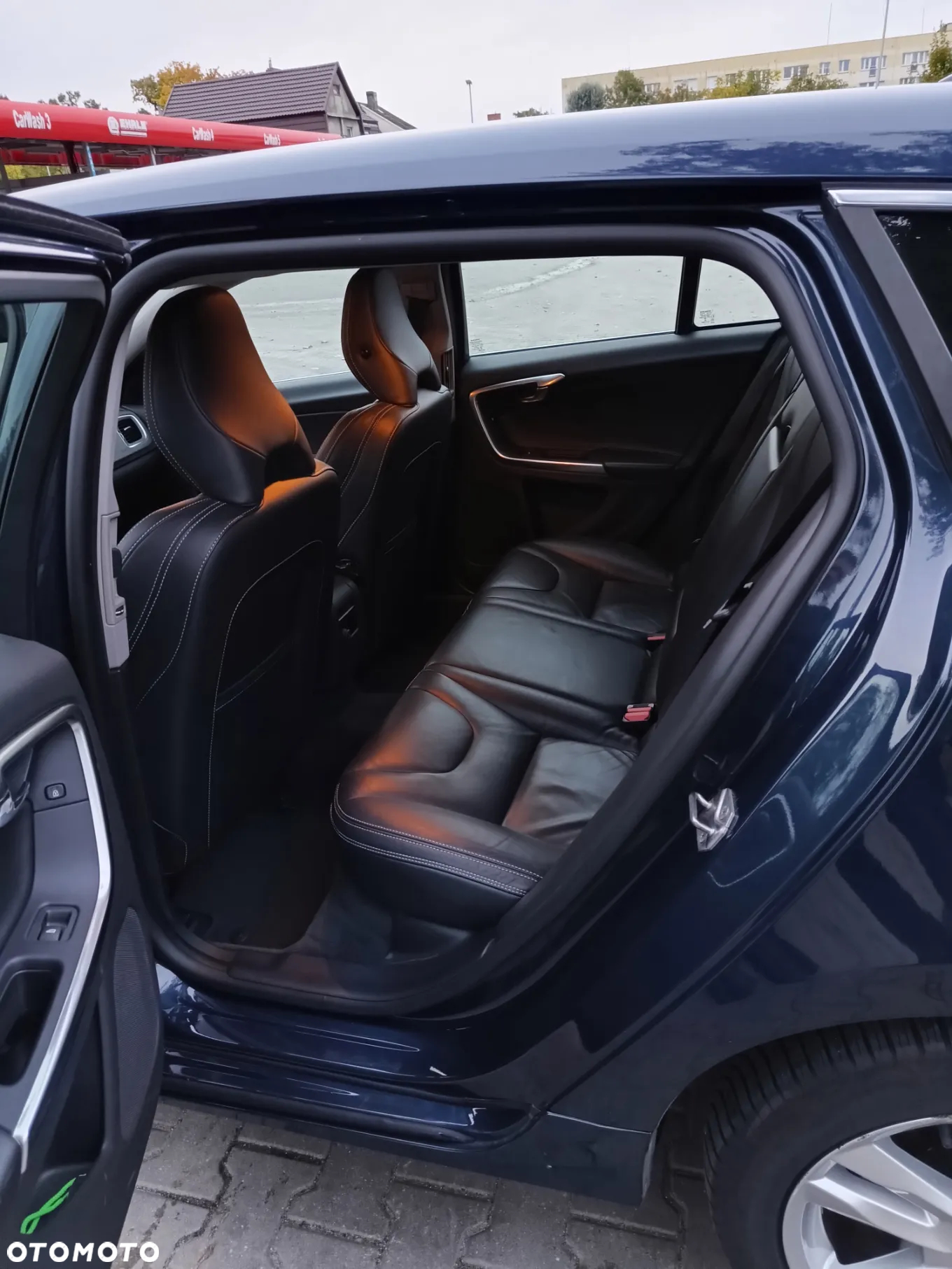 Volvo V60 D6 AWD Plug-in Hybrid R-Design Summum - 14