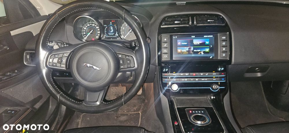 Jaguar XE 25t Pure - 14