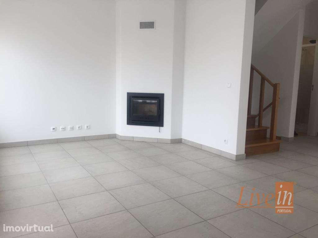 Moradia T3+1 Remodelada com Vista de Mar Junto ao Centro da Vila da... - Grande imagem: 4/24