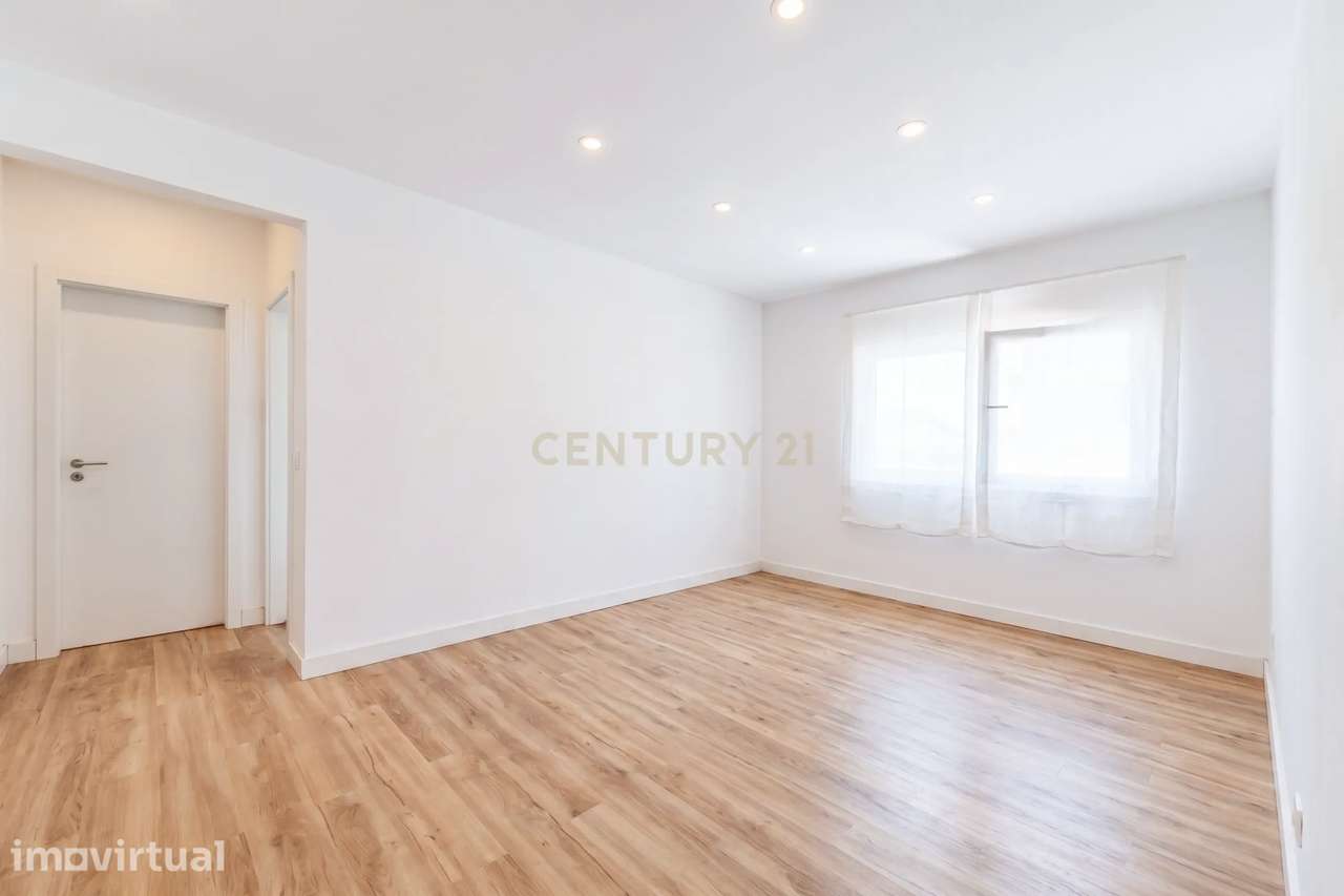 Apartamento T2+1 Remodelado, com Varanda, em Laveiras - Caxias - Grande imagem: 3/14