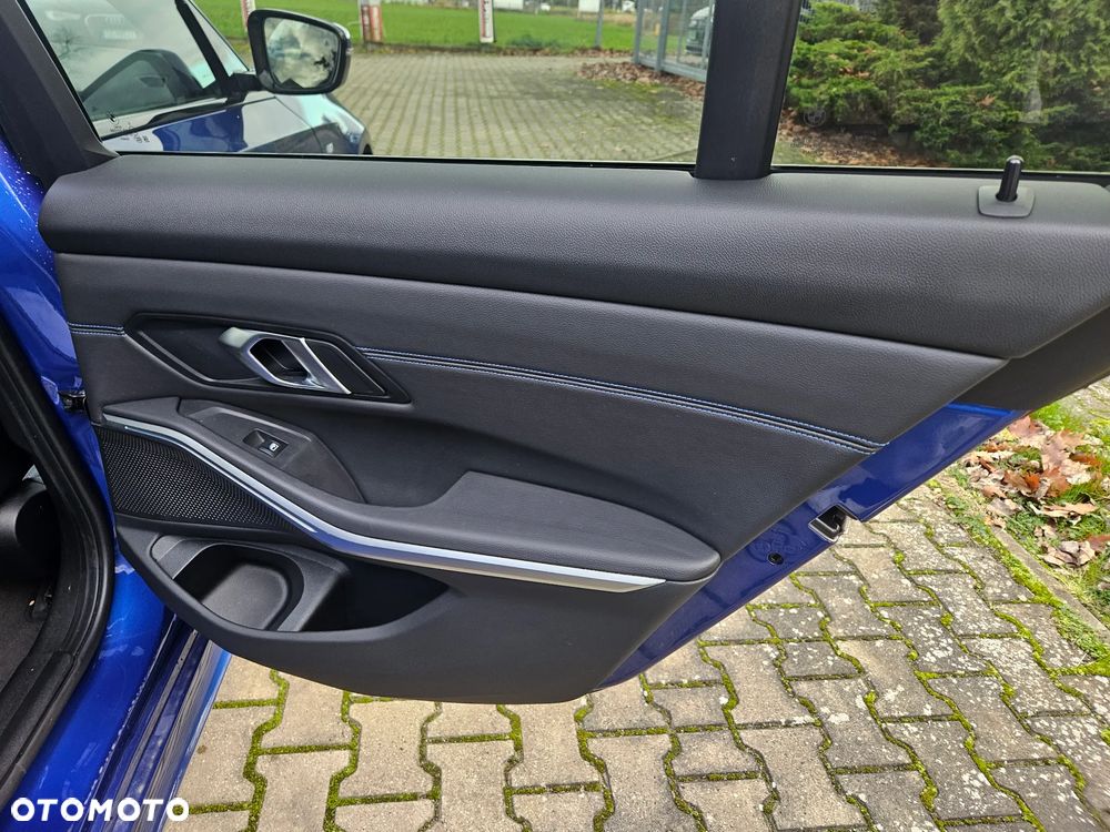 BMW Seria 3 320d xDrive M Sport Shadow - 23