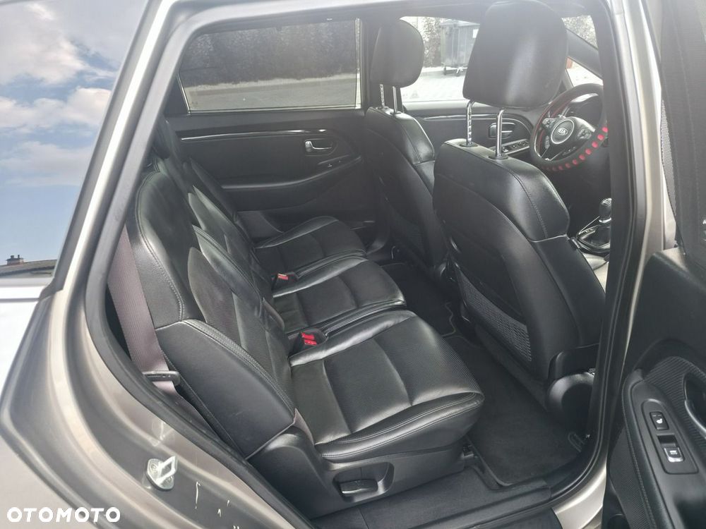 Kia Carens - 10