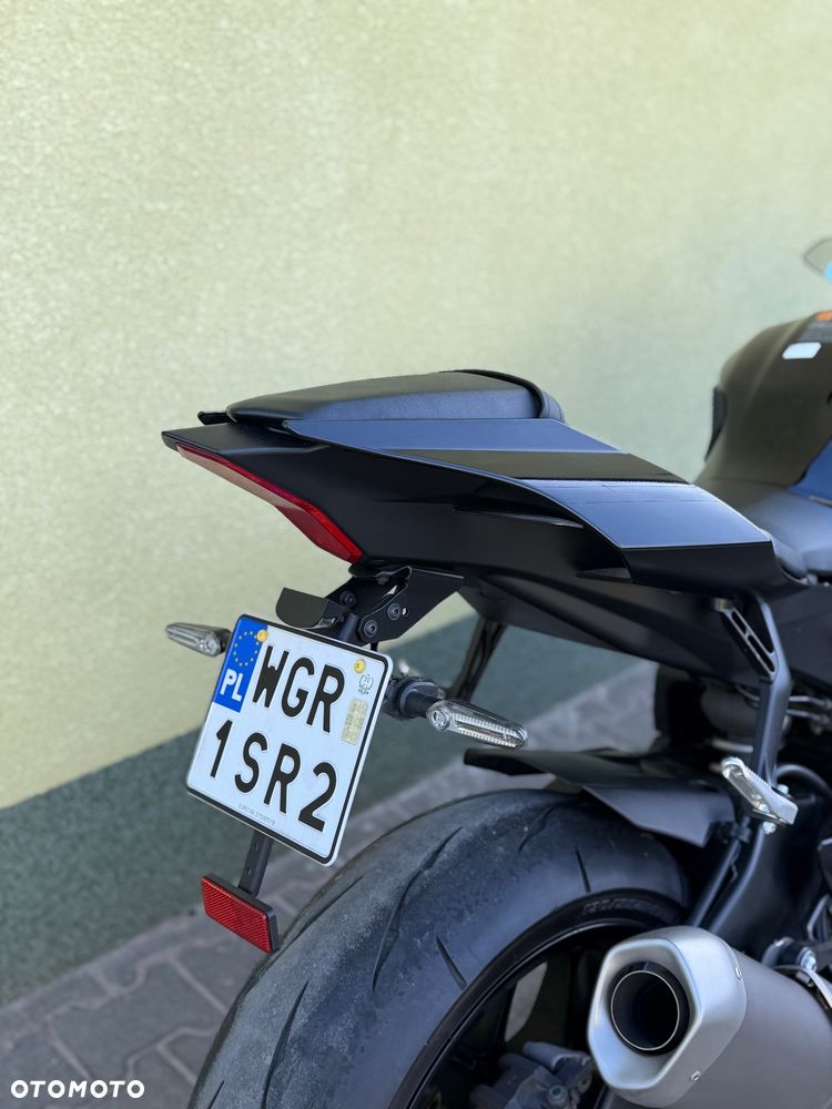 Yamaha R1 - 12