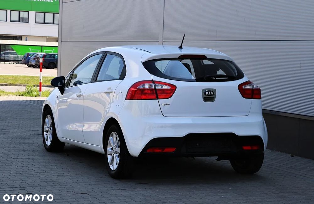 Kia Rio 1.2 L - 6