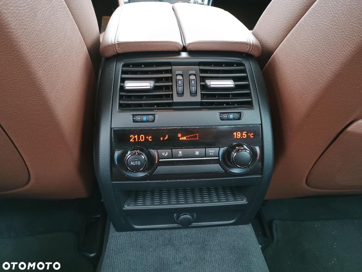 BMW Seria 5 550i xDrive - 14