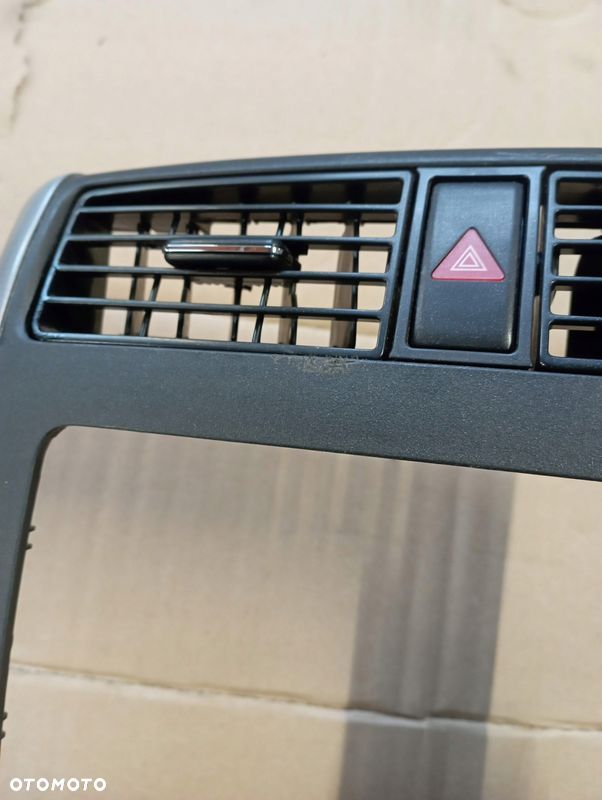 SUZUKI JIMNY III 3 RAMKA RADIA KRATKA NAWIEWU ŚRODKOWA 73821-76J2 - 2