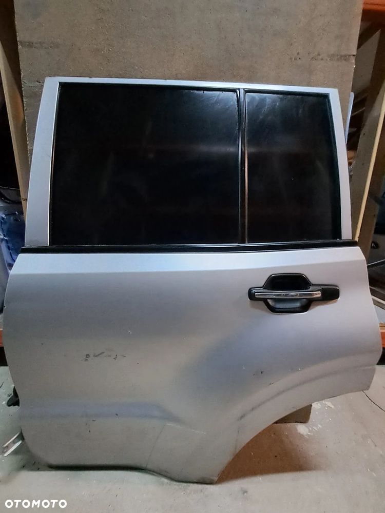 Drzwi Mitsubishi Pajero III 00-06' lewy tył (srebrne)