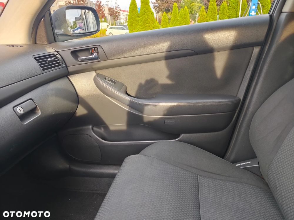 Toyota Avensis 1.6 VVT-i Luna - 18