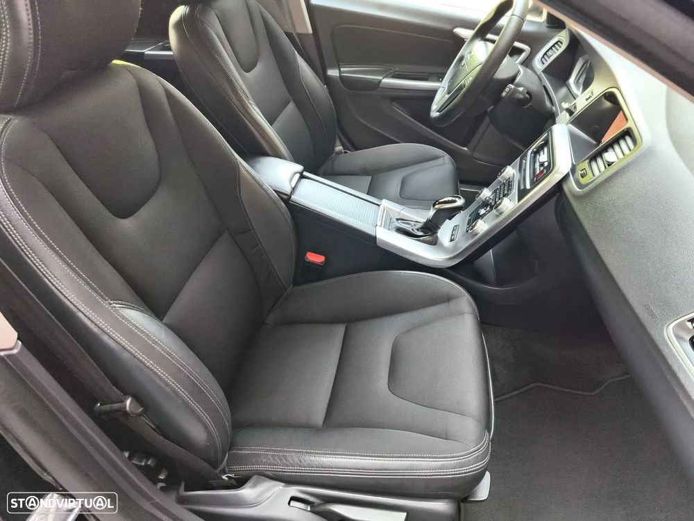 Volvo V60 2.4 D6 Momentum AWD Phev - 16