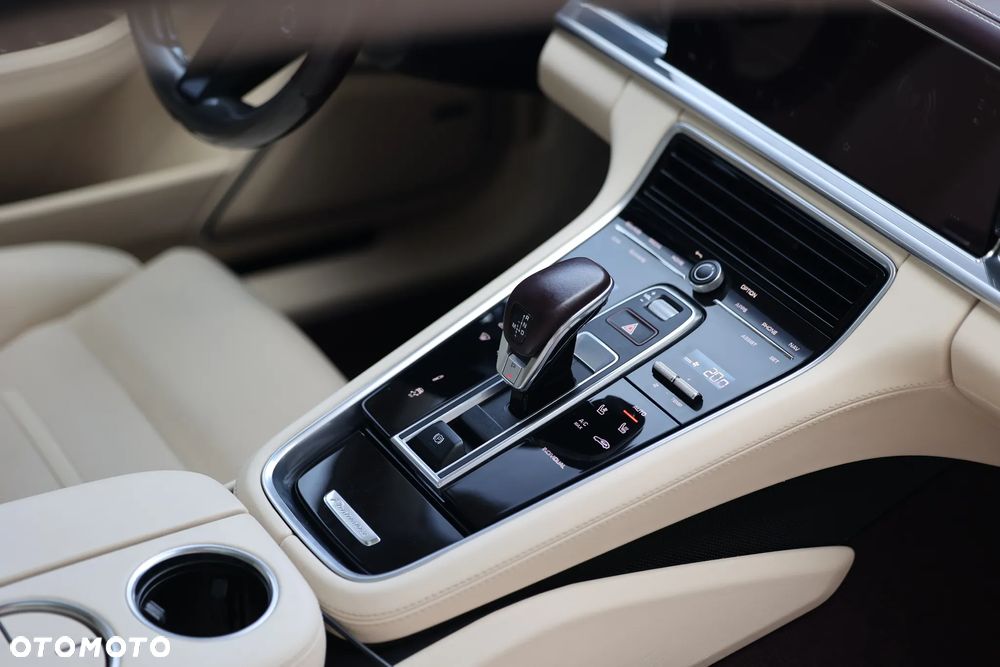 Porsche Panamera 4 Platinum Edition - 14
