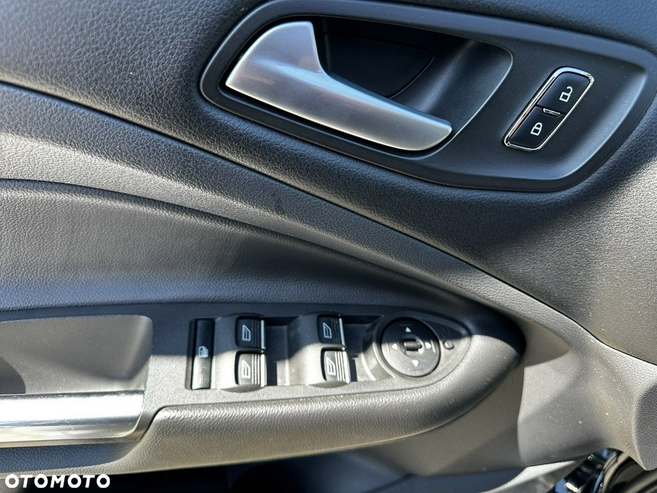 Ford Kuga 2.0 TDCi 2x4 Titanium - 32