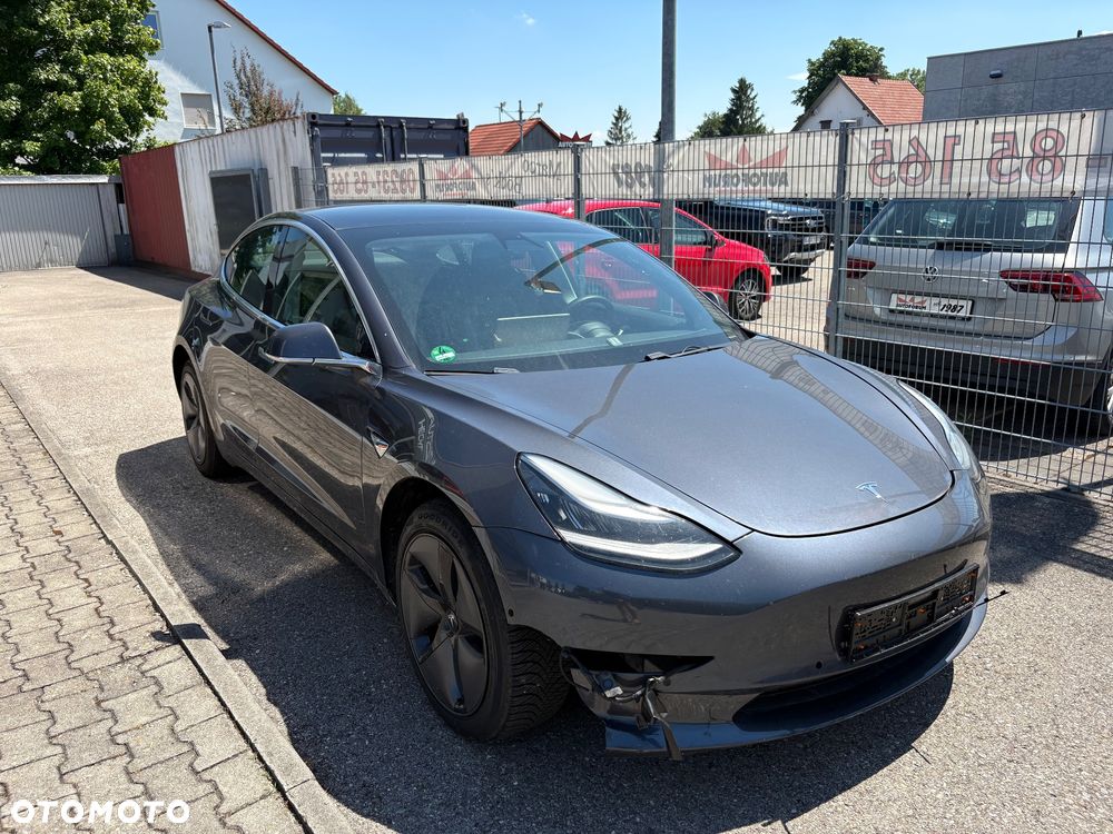 Tesla Model 3 Standard Reichweite Plus Hinterradantrieb - 32