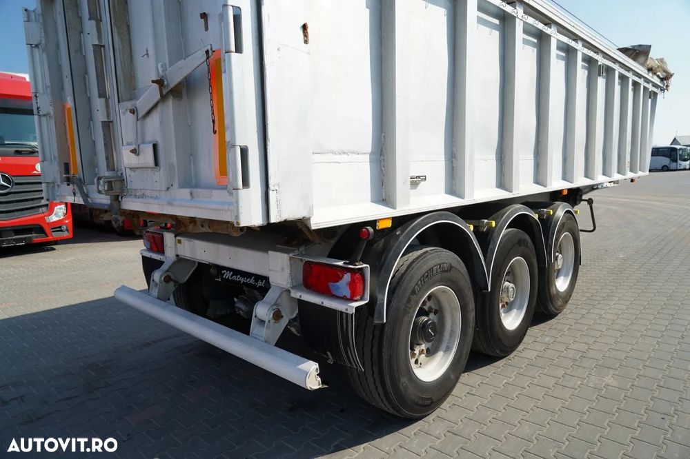 Benalu BENALU / 24 m3 / ALUMINIU / AXĂ RIDICATĂ / GREUTATE: 5.300 KG / PERDĂ ELECTRICĂ / JANTE DIN ALIAJ - 13