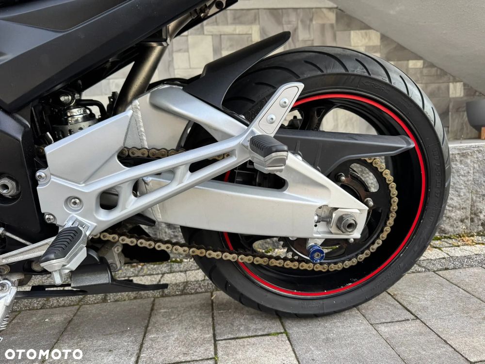 Suzuki GSR - 33
