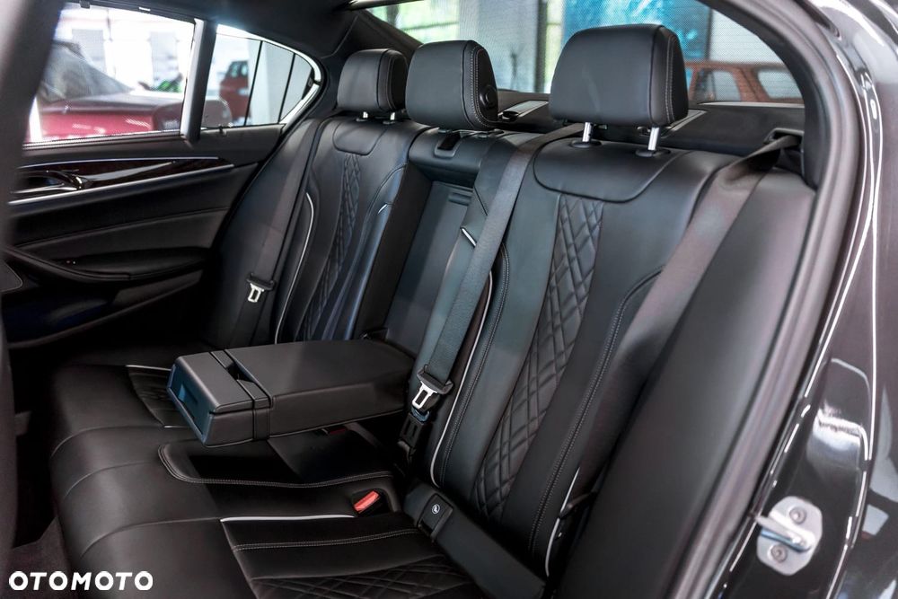 BMW Seria 5 M550i xDrive sport - 8