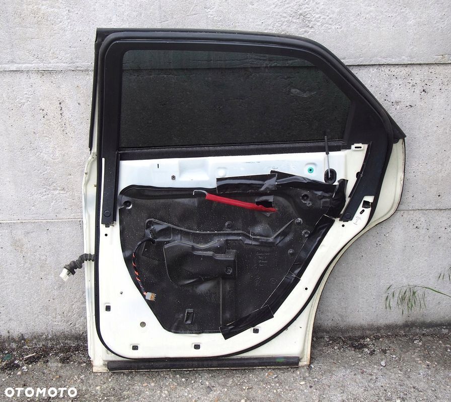 DRZWI PRAWE TYŁ TYLNE KOMPLETNE CHRYSLER 300C KOMBI / DODGE MAGNUM KOMBI - 4