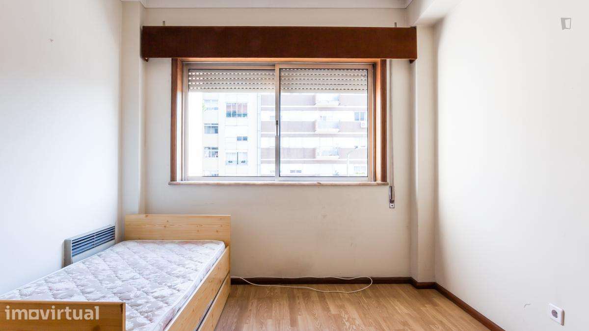 Quarto - localizado em Ramalde Porto - Grande imagem: 3/38
