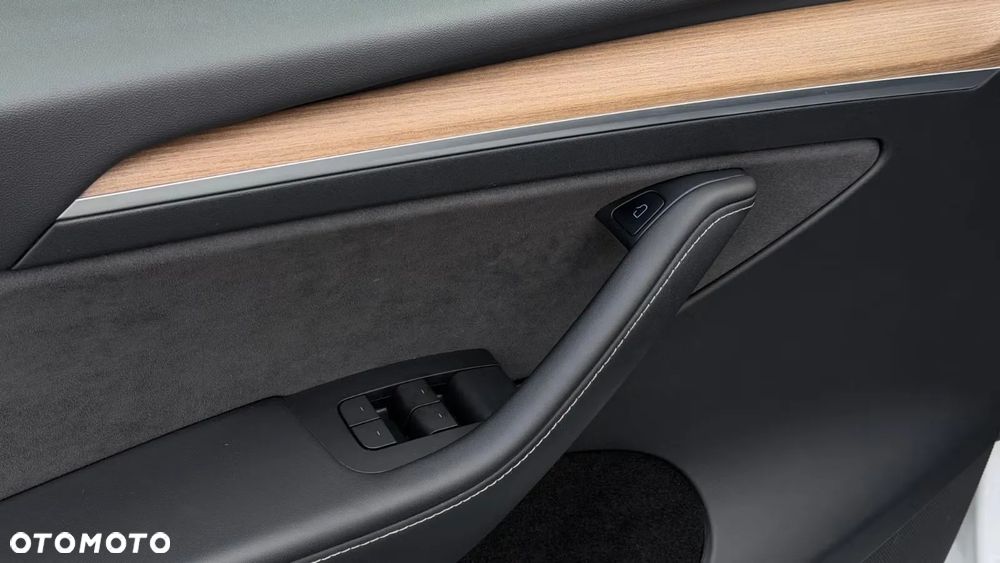 Tesla Model Y Long Range Dual Motor AWD - 6