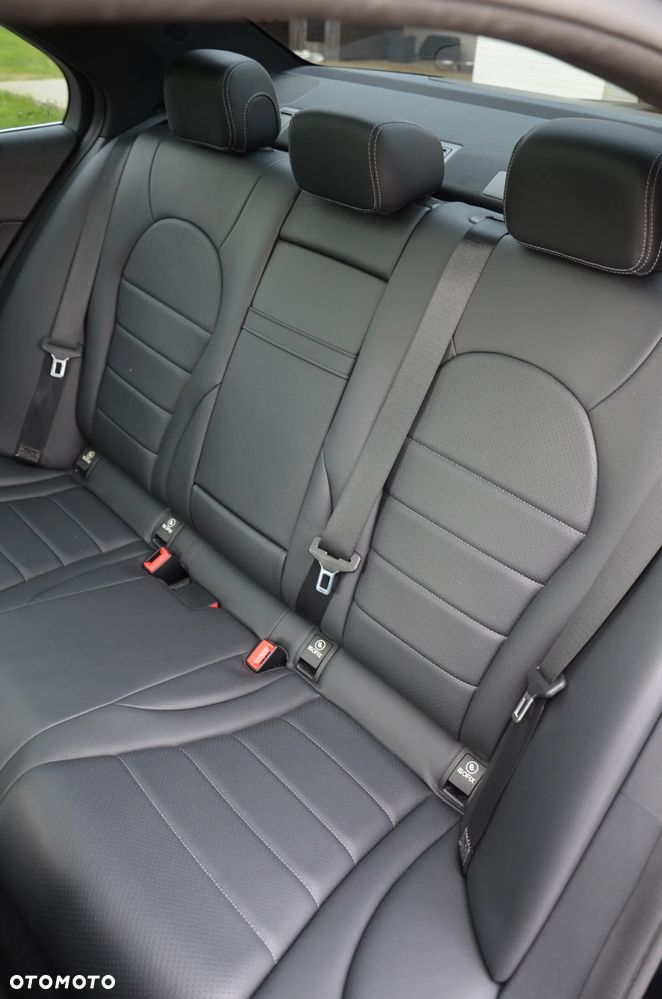 Mercedes-Benz Klasa C 300 4Matic 9G-TRONIC Exclusive - 17