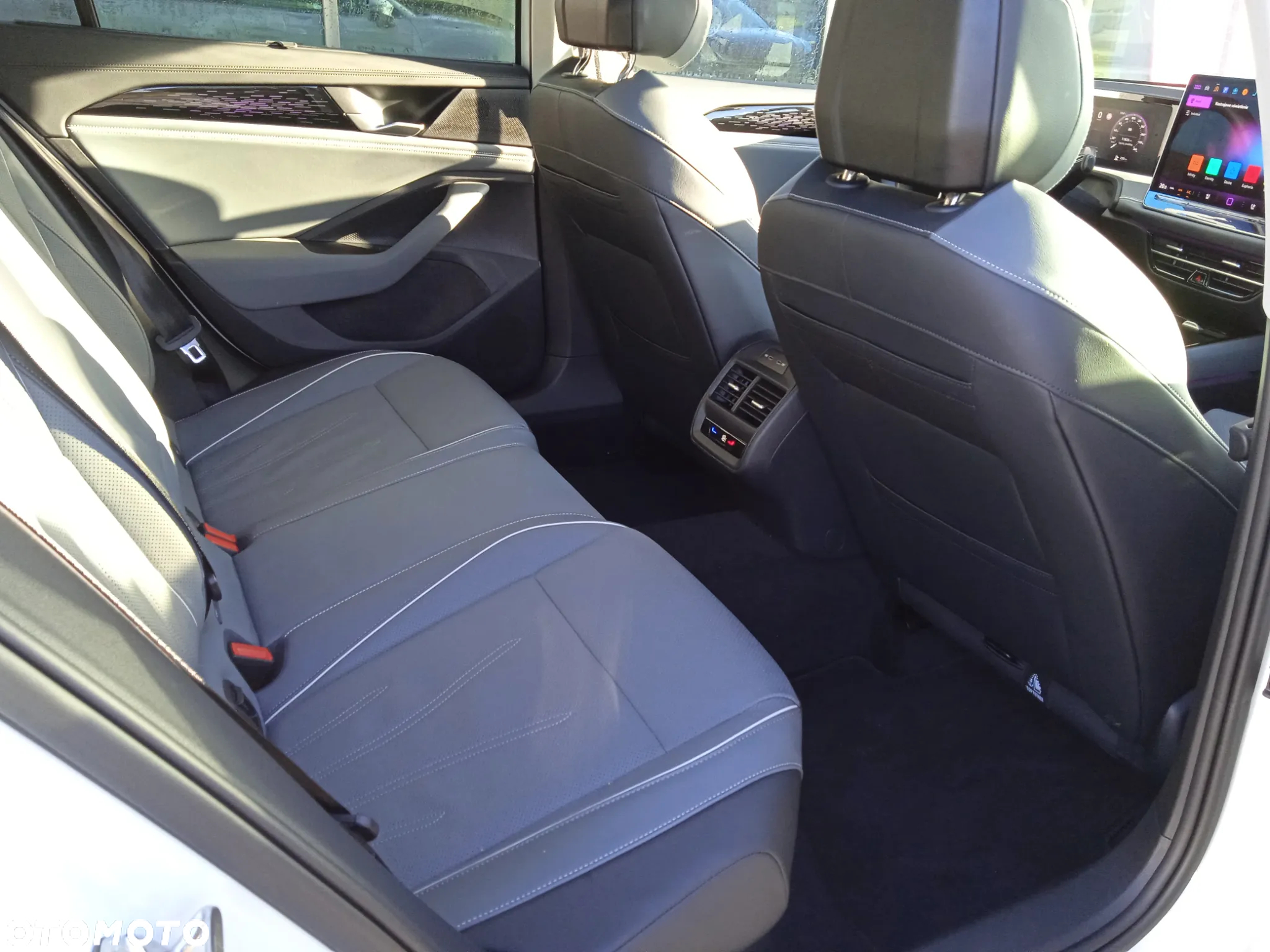 Volkswagen Passat 2.0 TDI SCR Elegance DSG - 12