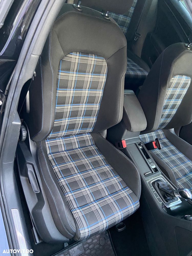 Volkswagen Golf - 10