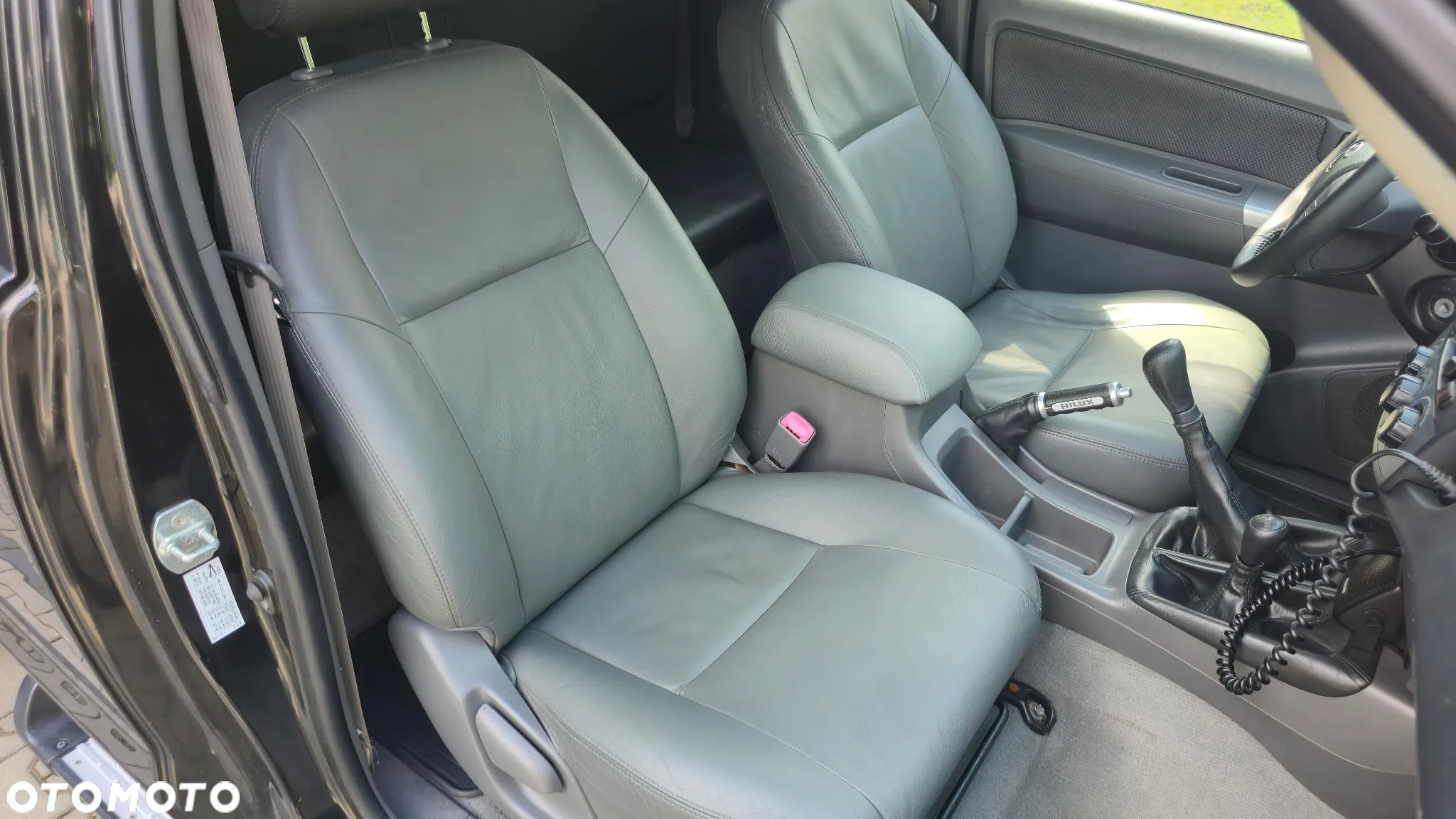 Toyota Hilux 2.5 D-4D SR - 28