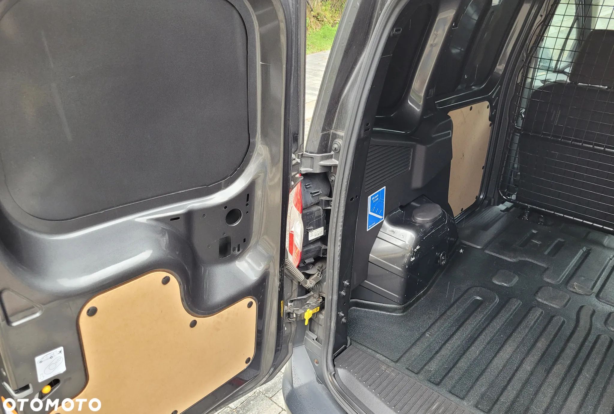 Ford Transit Courier - 17