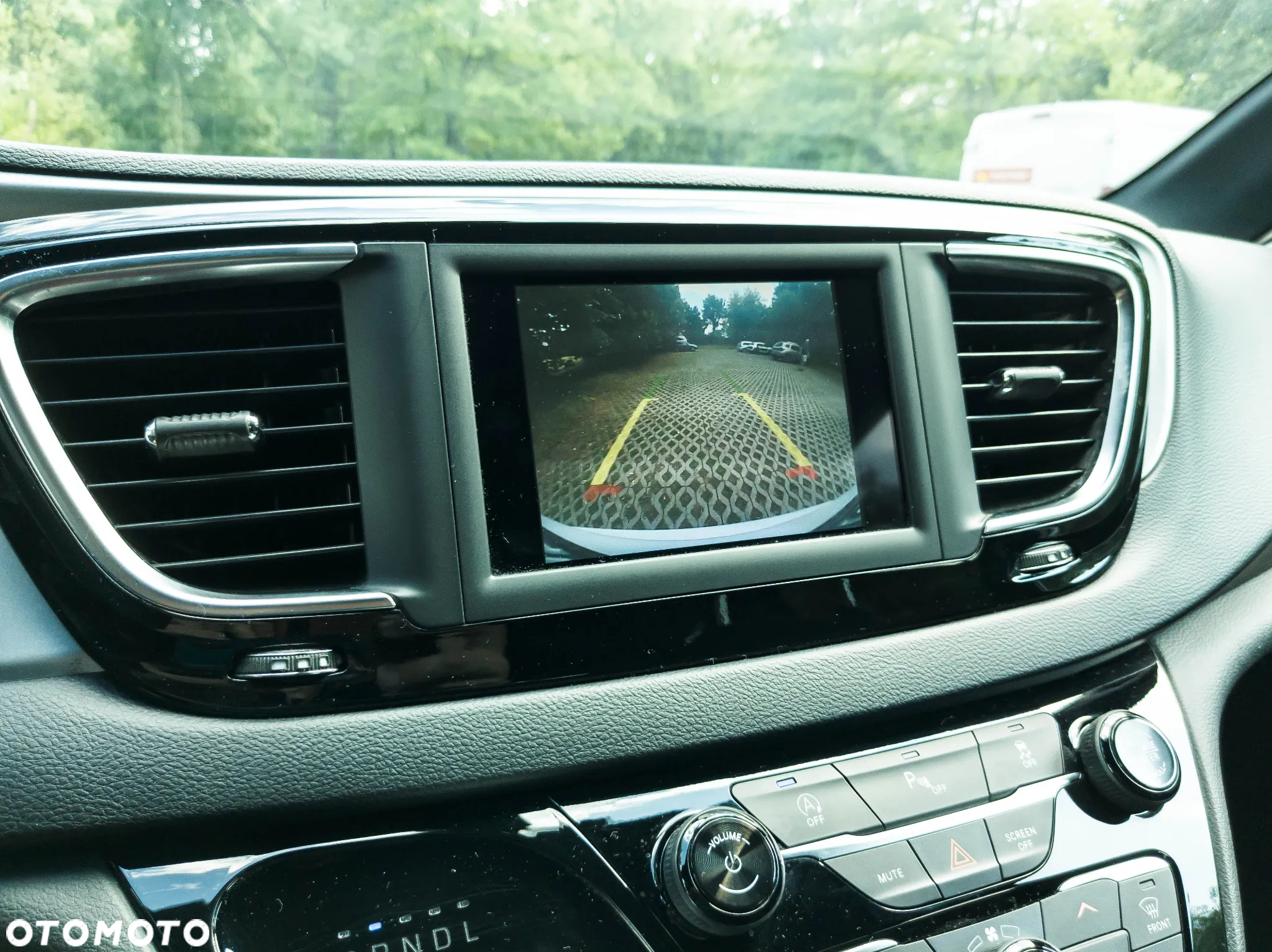 Chrysler Pacifica - 32
