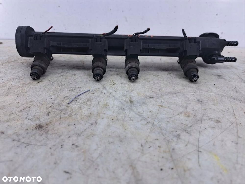 Listwa wtryskowa Audi A3 8L 1,6 B 1996-2003   06A133317A 037906031AL - 2