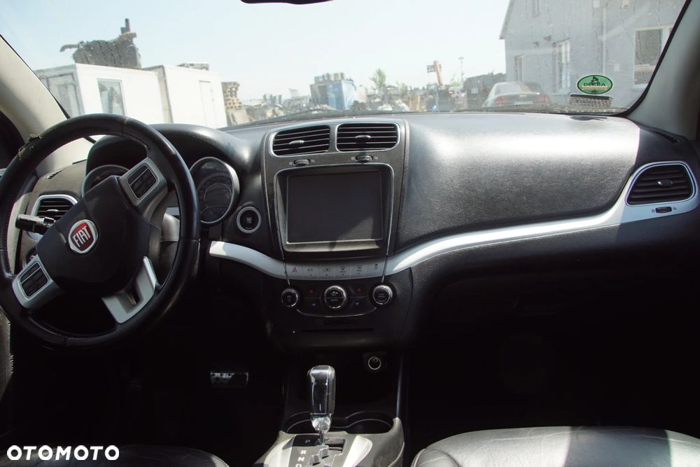Auto na części - Fiat Freemont 2.0 MultiJet 170 KM 939B5000 62TE PWH 2014R Silnik Skrzynia Drzwi Maska Błotnik Klapa Zderzak Lampa Lusterko Klamka Szyba Deska Kokpit Sterownik Moduł Czujnik Licznik Wyświetlacz Panel Kierownica - 16