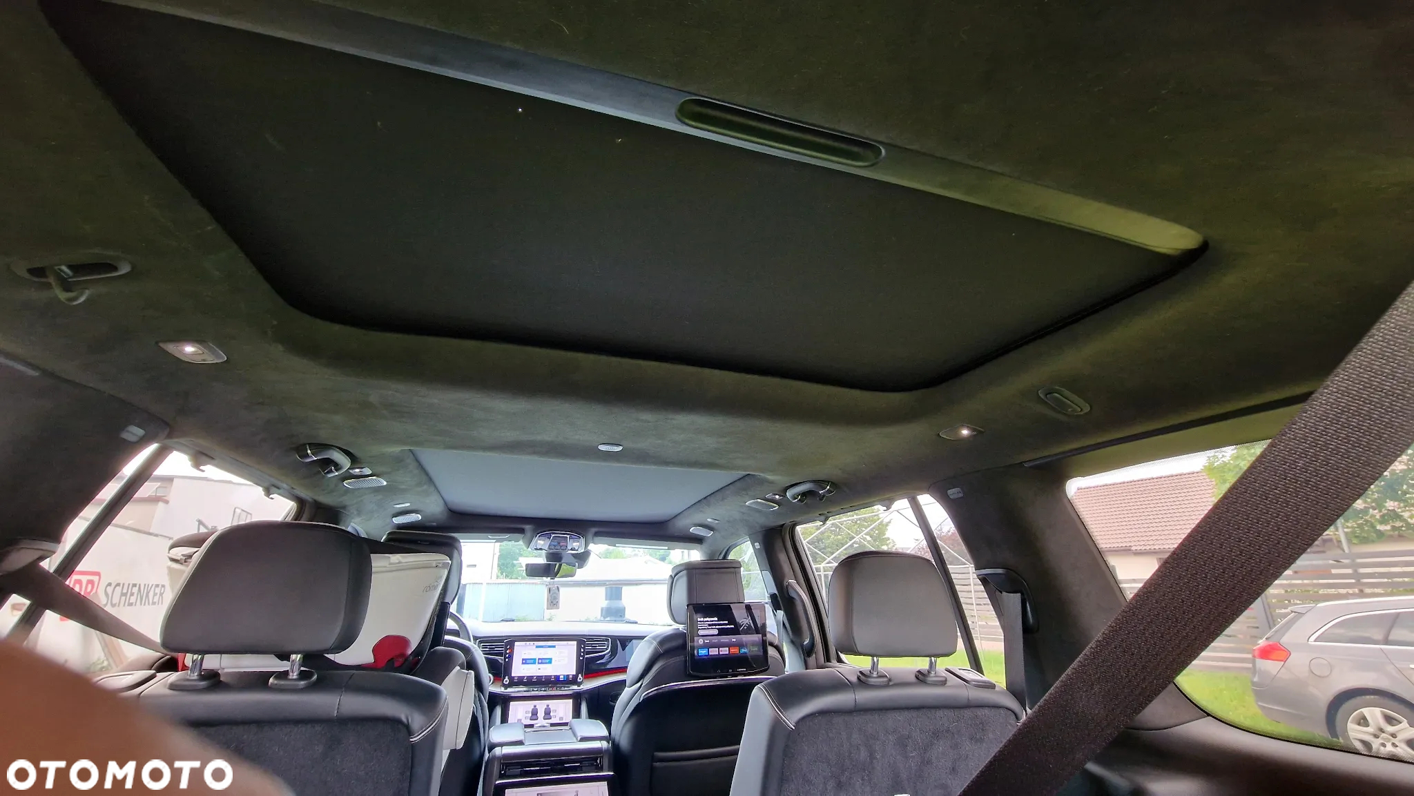 Jeep Grand Wagoneer - 25
