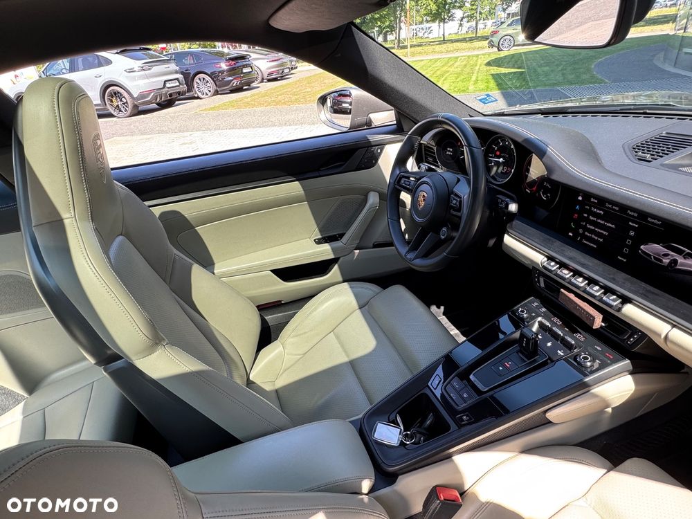 Porsche 911 Carrera 4 GTS - 17