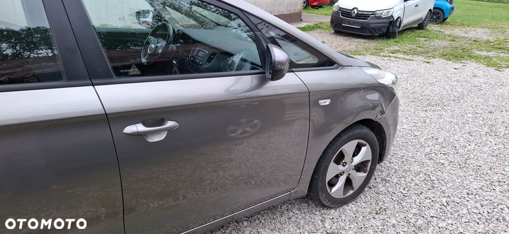 Kia Carens - 4