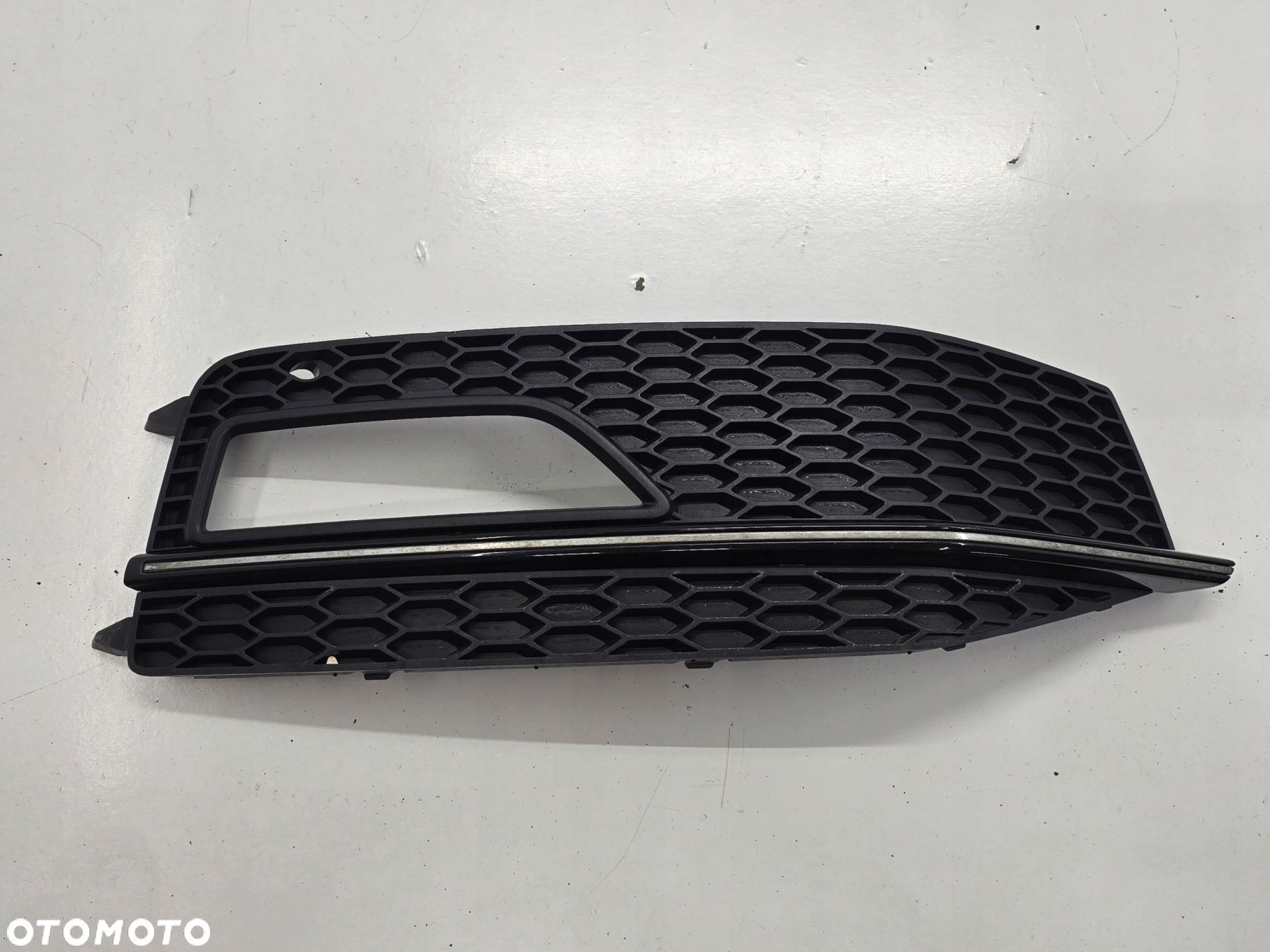 AUDI A4 B8 LIFT 15R S-LINE KRATKA ZDERZAKA PRAWA 8K0807682M - 1