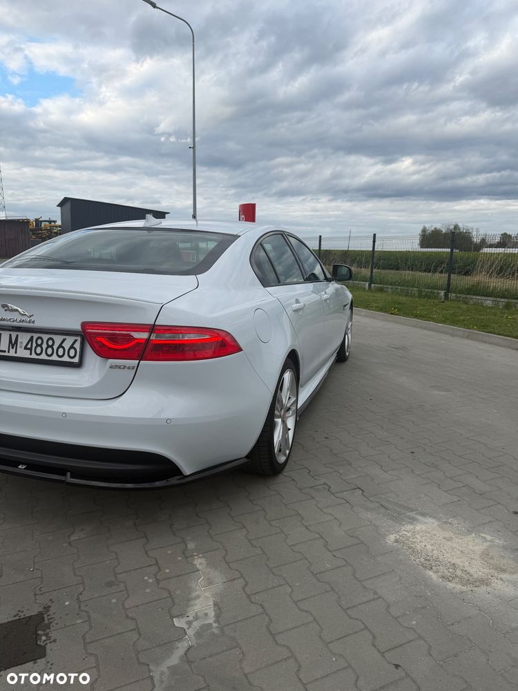 Jaguar XE 2.0 D R-Sport - 11