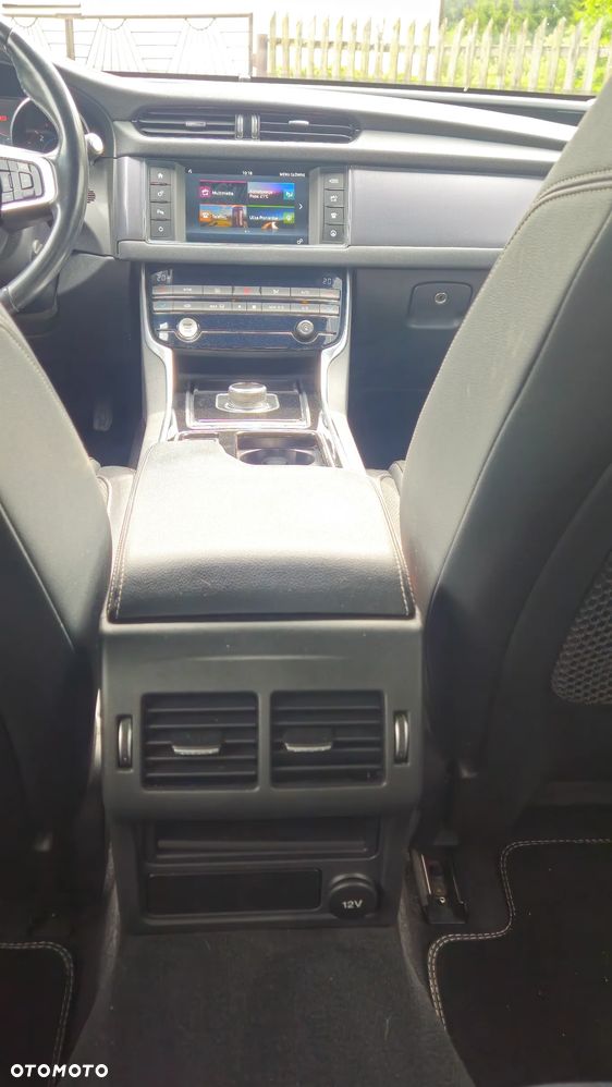 Jaguar XF 2.0 i4D R-Sport - 31