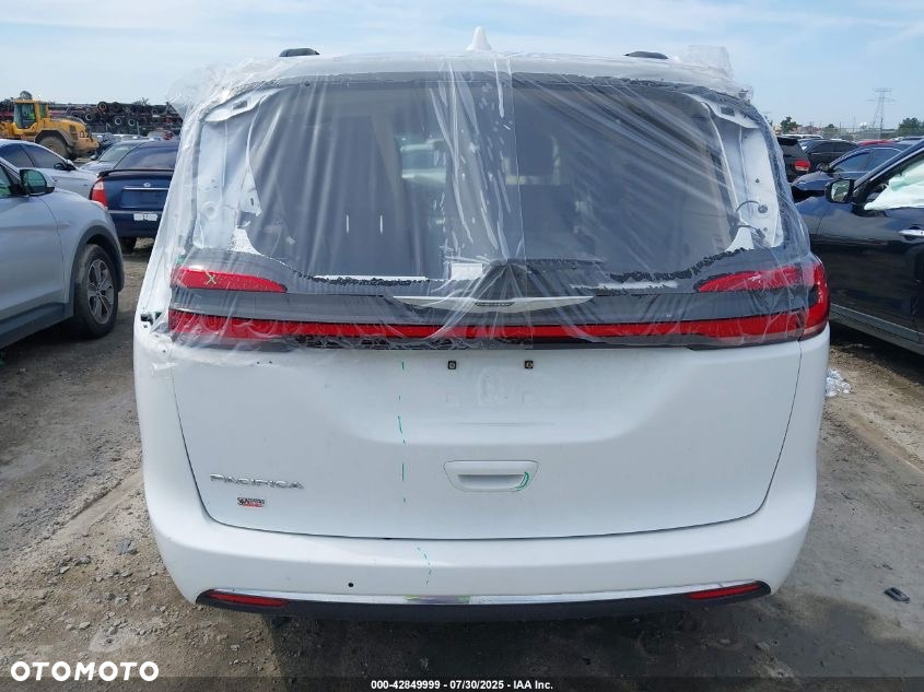 Chrysler Pacifica - 11