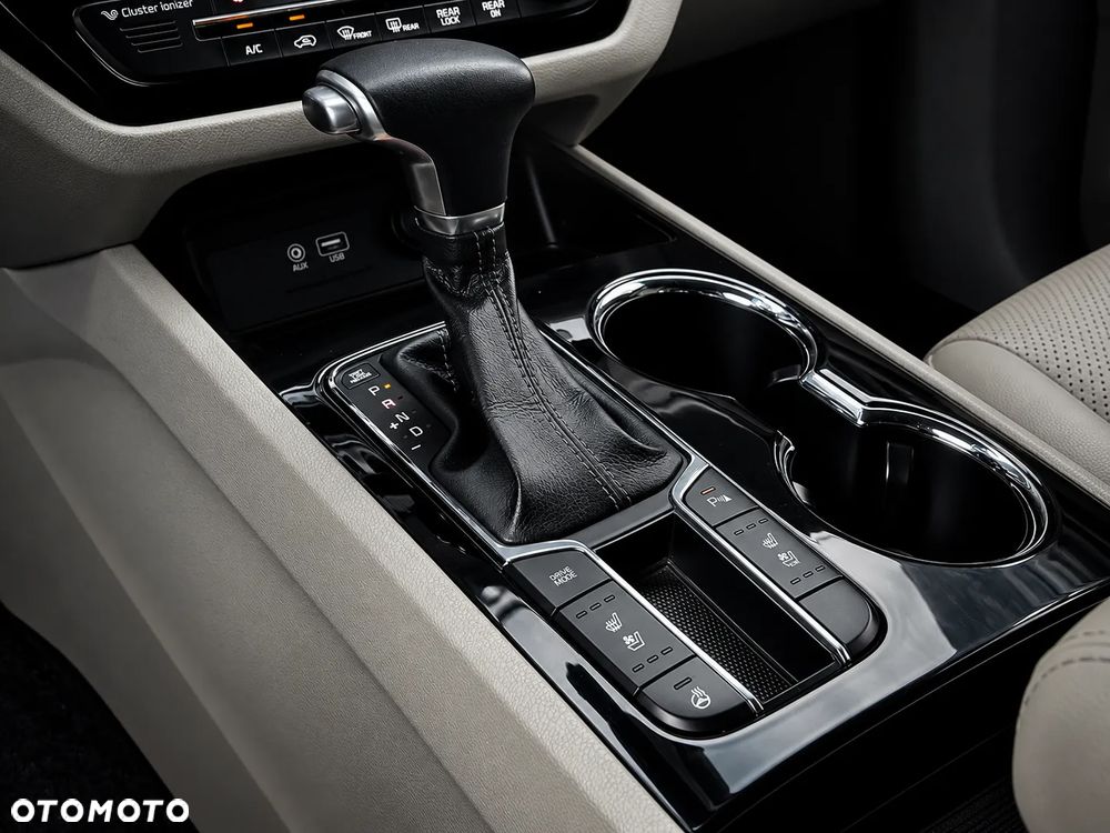 Kia Carnival - 12
