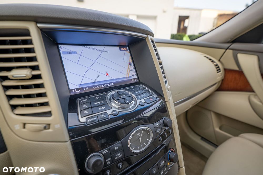 Infiniti QX70 - 18