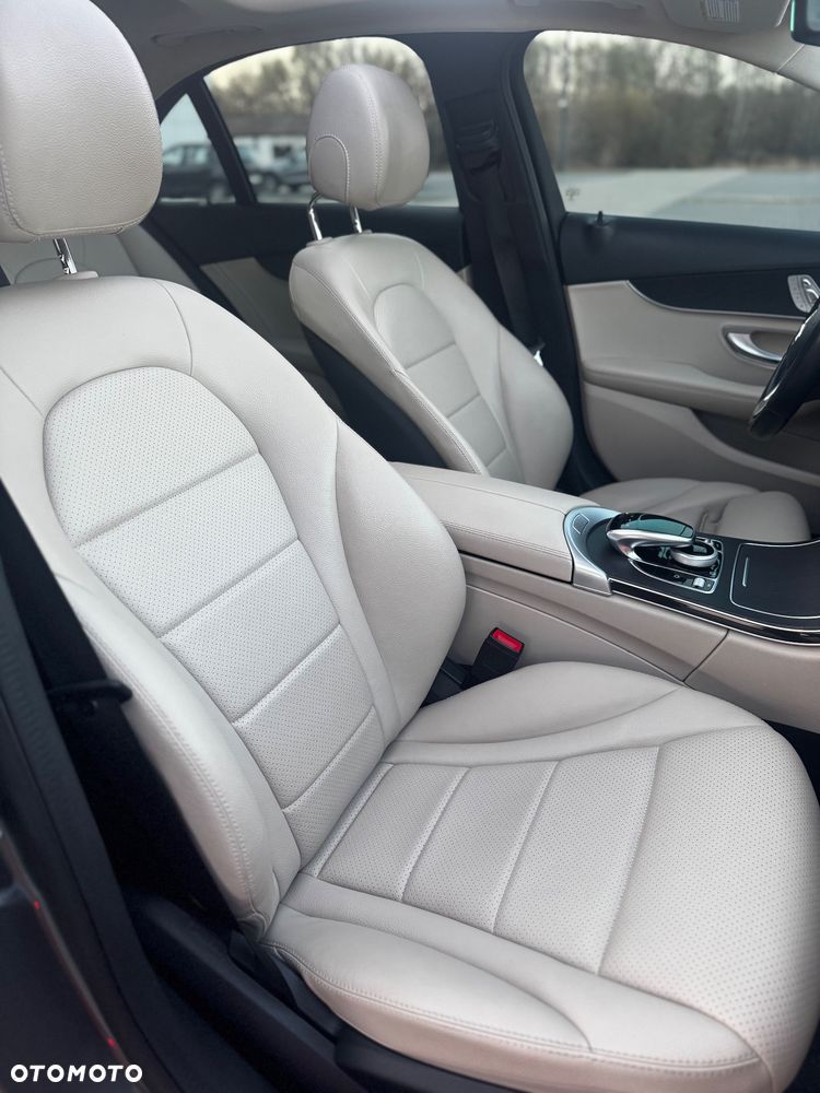Mercedes-Benz Klasa C 300 4Matic 9G-TRONIC AMG Line - 21