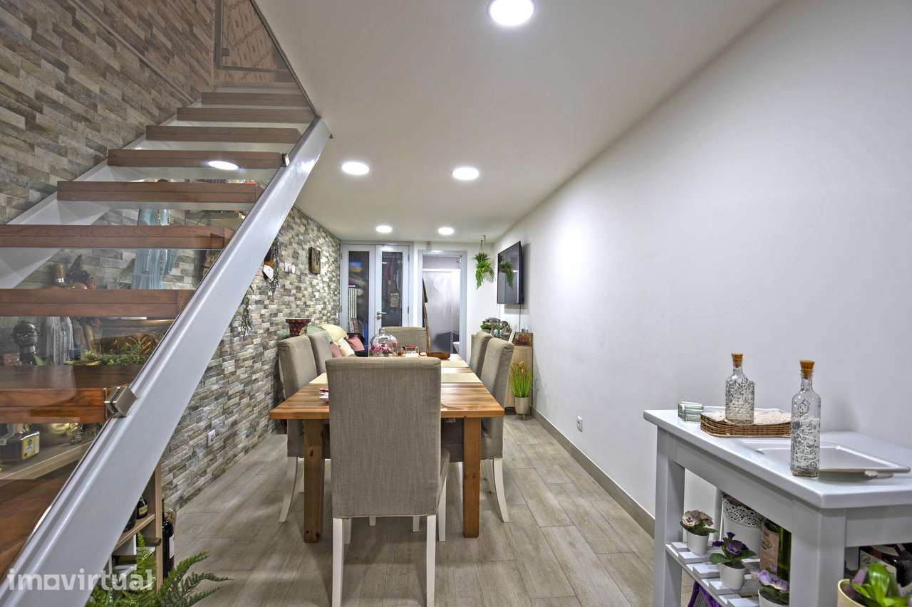 Prédio T2 na vila de Sesimbra a poucos metros da praia - Grande imagem: 2/22