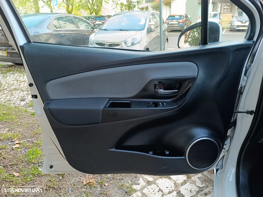 Toyota Yaris 1.5 HSD Comfort+Navi - 9