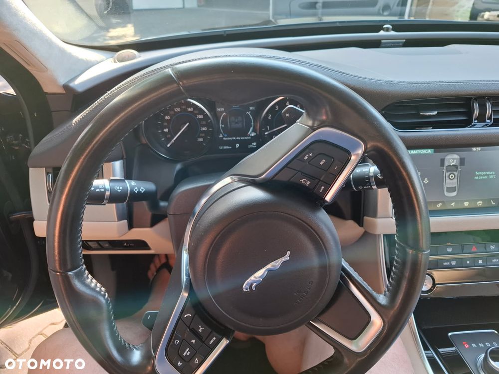 Jaguar XF 2.0 T Portfolio - 11
