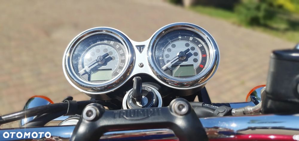 Triumph Bonneville - 12