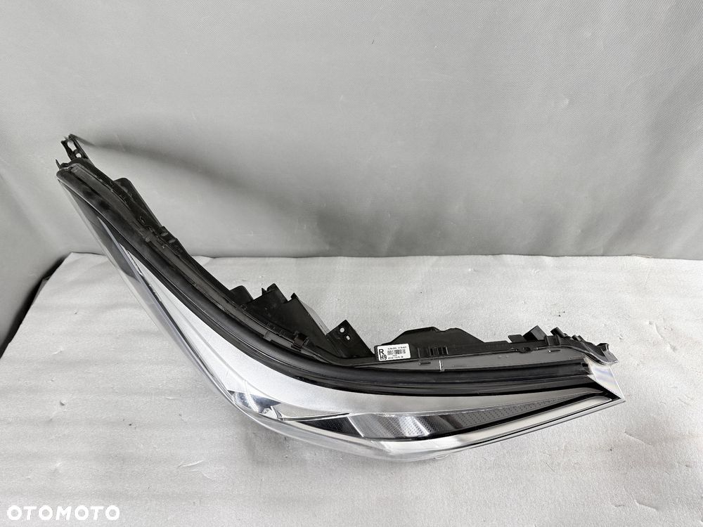 Reflektor Lampa przednia  prawa Toyota C-HR I 81110-F4170-00 - 5