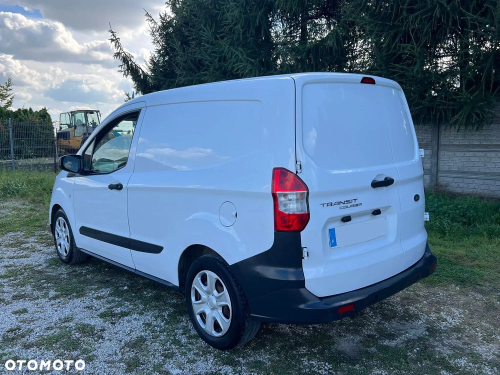 Ford Transit Courier - 27