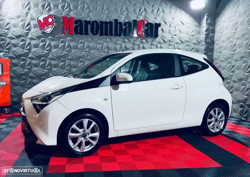 Toyota Aygo 1.0 X-Play Plus - 1