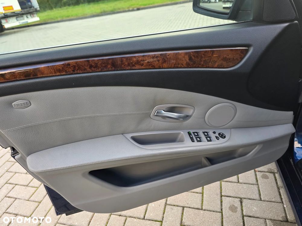BMW Seria 5 525d Touring - 10